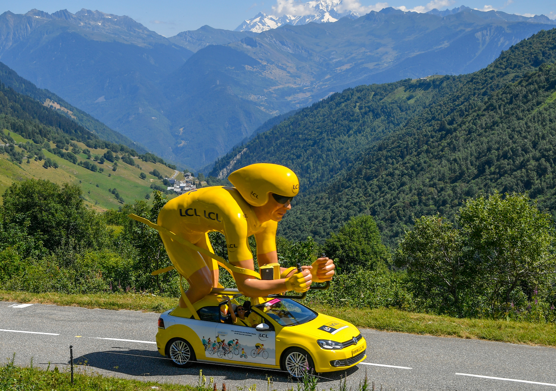 Véhicule LCL dans la caravane du Tour de France
